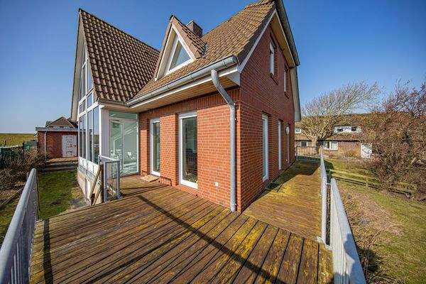 Seitenansicht mit Terrasse