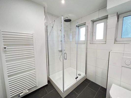 mit Dusche (Glaskabine)