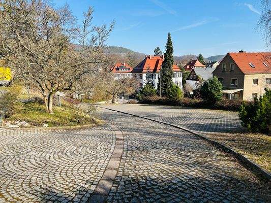 Zufahrt und Parkplätze