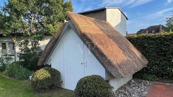 Reetgedecktes Gartenhaus