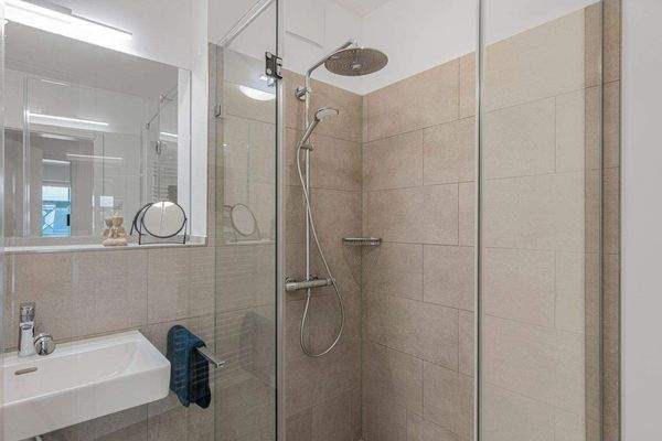 Echtglas-Duschtrennwand