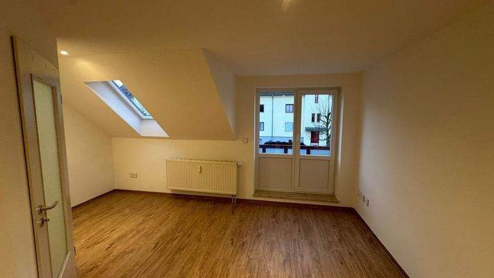 Wohnzimmer mit Balkon.jpg