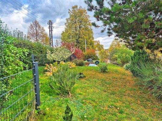 Garten rechts vom Haus.jpg