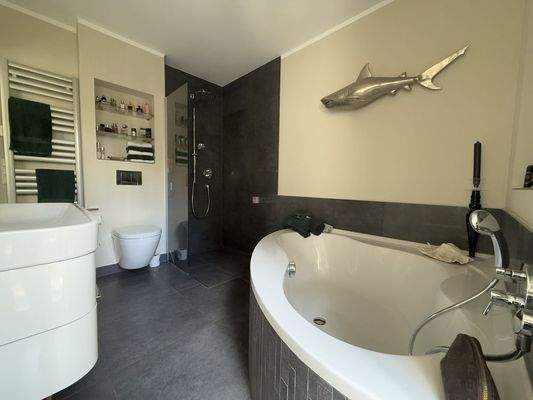 Modernes Bad en Suite mit Wanne und Walk-in-Dusche
