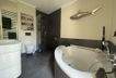 Modernes Bad en Suite mit Wanne und Walk-in-Dusche