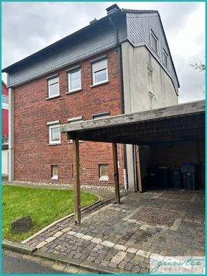 Frontansicht mit Carport