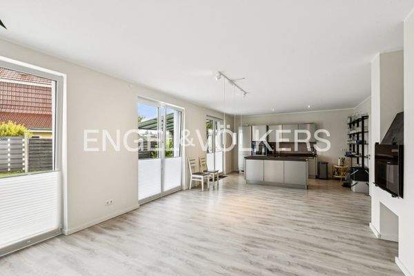 Wohnzimmer mit Einbauküche