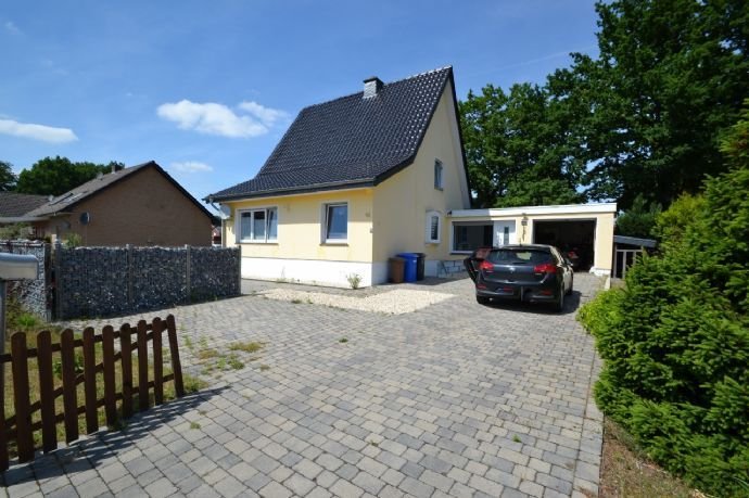 Ein tolles Einfamilienhaus, fast vollständig saniert, mit Garage und Keller auf einem großen Eigentumsgrundstück.