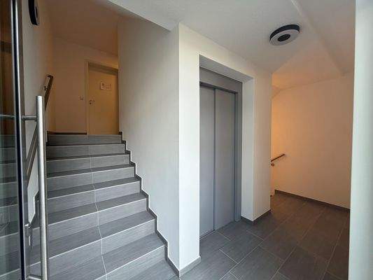 Treppenhaus mit Aufzug