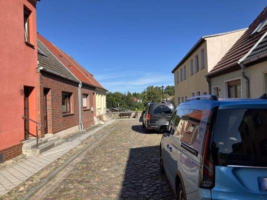 Straße mit Blick zum Hafen
