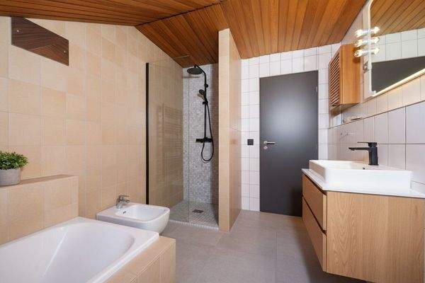 Badezimmer DG. KI modifiziert