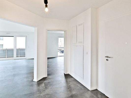 Großzügiger, offener Eingangsbereich mit Blick ins Wohnzimmer