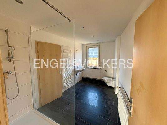 EV - Modernes Tageslichtbad mit exklusiver,  walk-in-Dusche