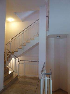 Treppenhaus mit Fahrstuhl