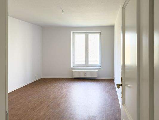 Schlafzimmer II mit großem Fenster und blick ins Grüne 