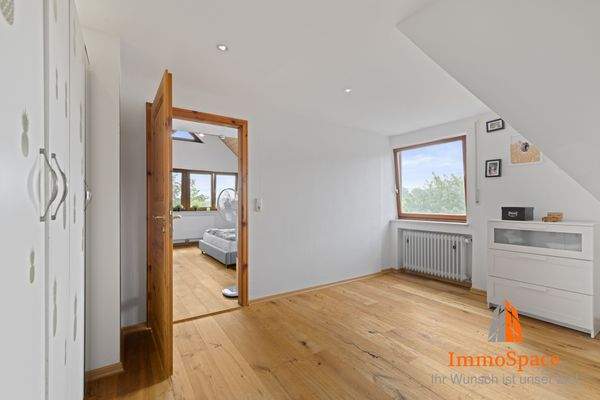 Blick von der Ankleide zum Schlafzimmer