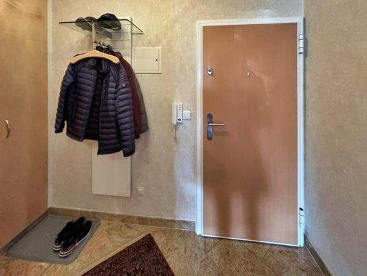 massive Wohnungseingang