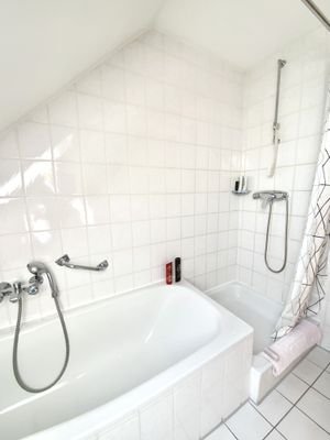 Badewanne und Dusche