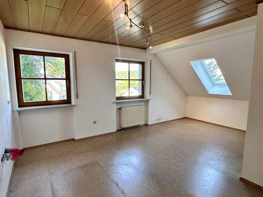 Zimmer mit Küchenanschlüssen im Dachgeschoss