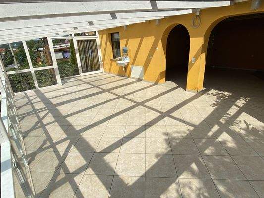 Der Wintergarten ist mit Fußbodenheizung ausgestattet sowie zwei Türen um in den Garten zu gelangen