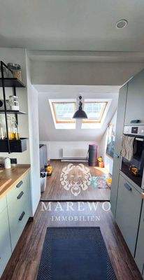 Küche mit angrenzendem Homeoffice-Bereich