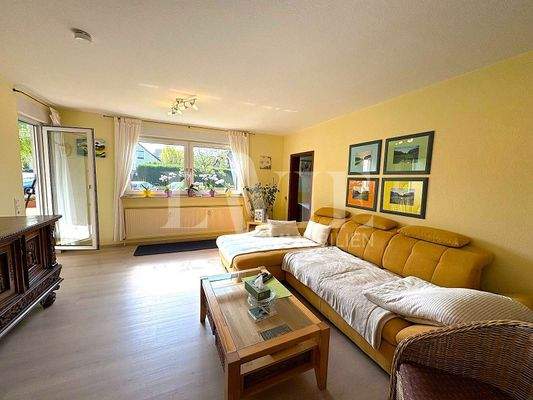 Wohnzimmer mit Ausgang zum Balkon