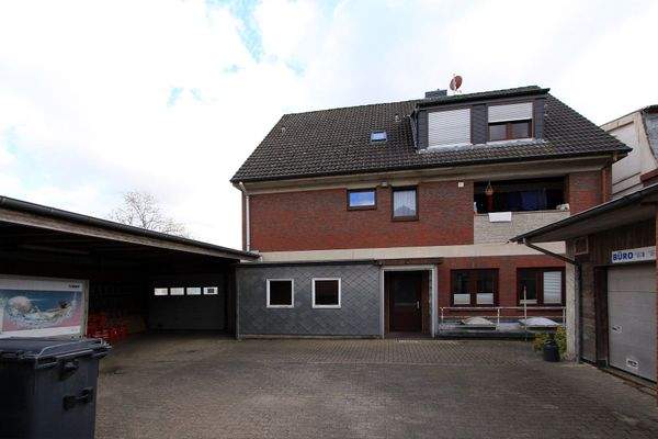 Rückseite mit Hof &amp; Carport