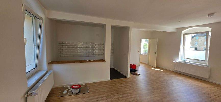 Wohnzimmer mit offener Küche