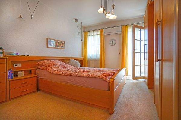 OG_Schlafzimmer mit Ausgang zum Balkon