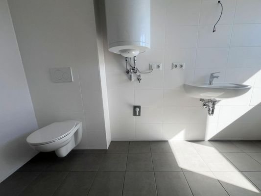 Badezimmer mit Wanne & Toilette