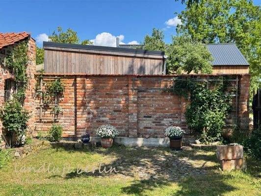 Instandgesetzte Mauer aus Ziegelsteinen zum nördl