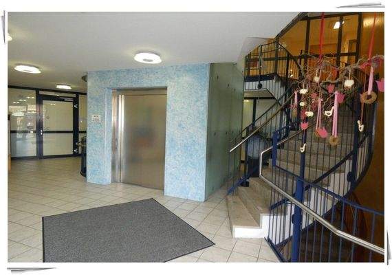 Treppenhaus mit Aufzug