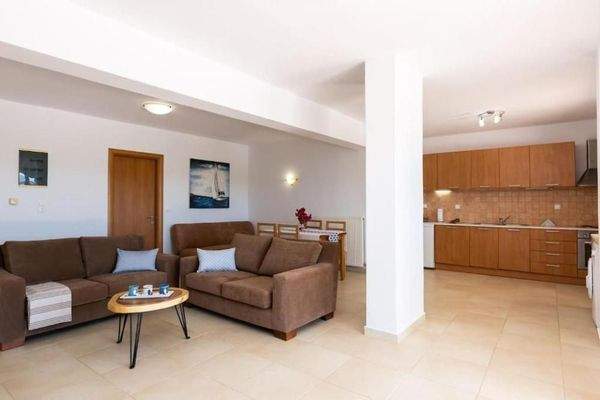 Kreta, Kournas: Spektakuläre Villa mit Tennisplatz nahe des Kournas-Sees zu verkaufen