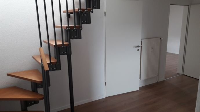 Diele mit Treppe zum offenen Spitzboden