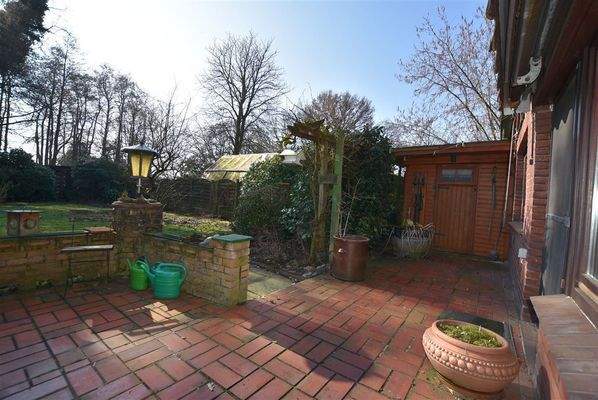 Terrasse mit Blick in den Garten