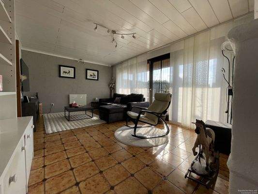 Lichtdurchflutetes Wohnzimmer mit...