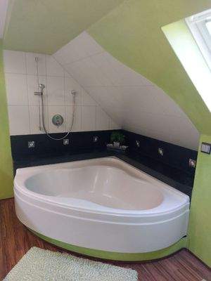 Hochwertiges Bad im DG (2)