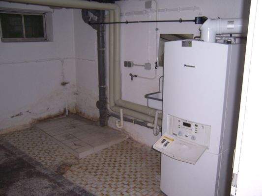 Technikraum mit Heizung.JPG