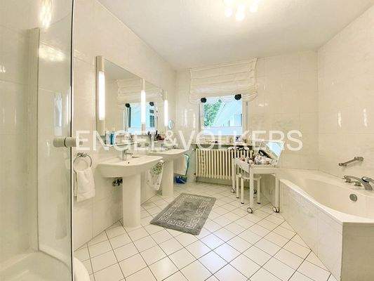 Badezimmer mit Wanne/Dusche