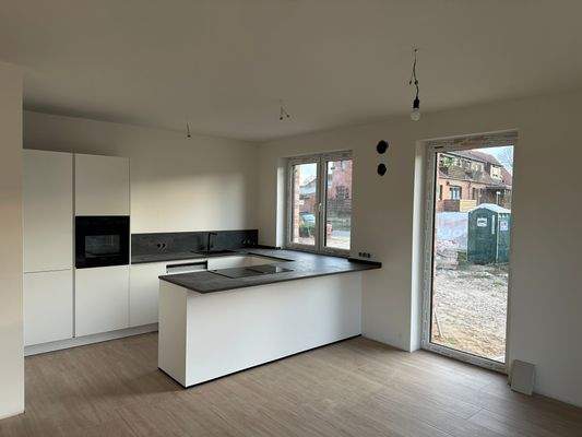 Moderne Einbauküche mit Kochinsel