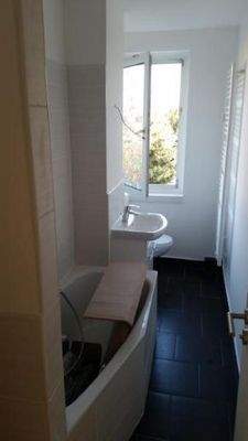 Bad mit Wanne und Fenster