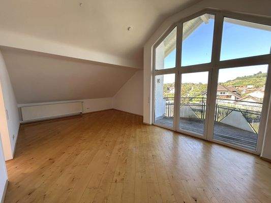 Wohn-/Essbereich mit Zugang zum Balkon