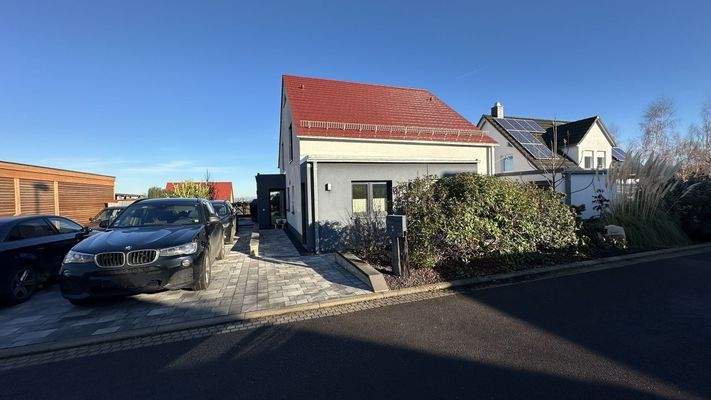 Haus mit Parkfläche
