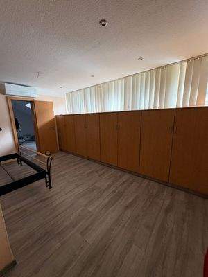 Schlafzimmer mit Kleiderschrank