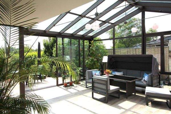 Wintergarten mit Blick aus dem Wohnzimmer