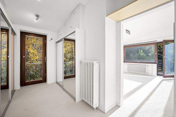 Ankleide mit Blick ins Balkonzimmer