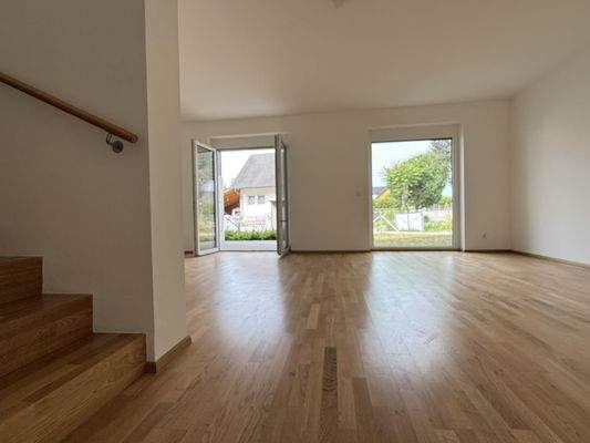 Blick ins Wohnzimmer mit Terrassenzugang