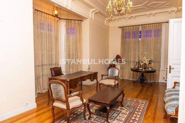 7-Bedroom House with Landscaped Garden in Kadikoy