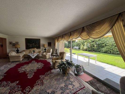 Wohnzimmer mit Blick auf die Loggia