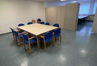 Besprechungstrakt mit Raumteiler